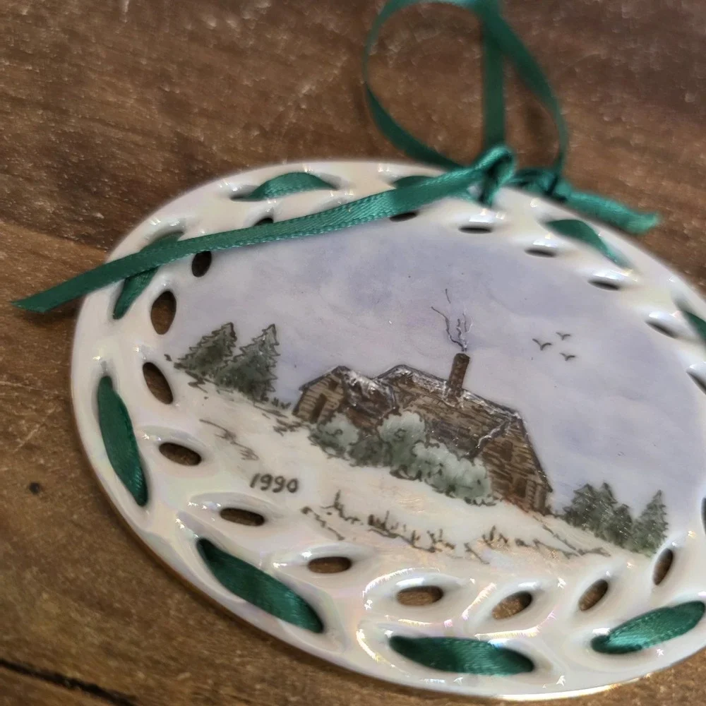 Hand Painted Pierced Leaf Porcelain Christmas Ornament Snowy Cottage‎ Scene 3.5